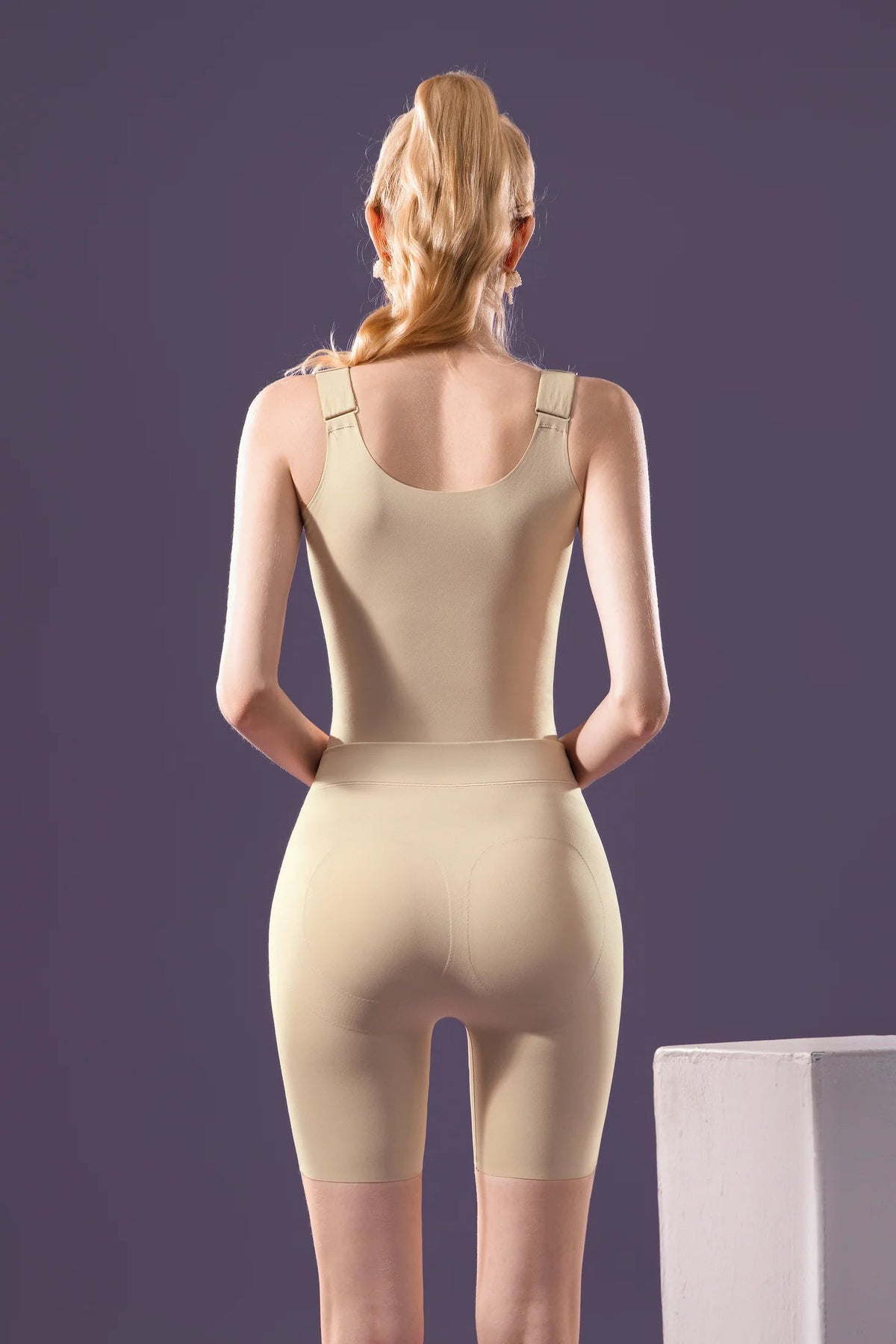 Modelo 818 — Body beige, vista posterior